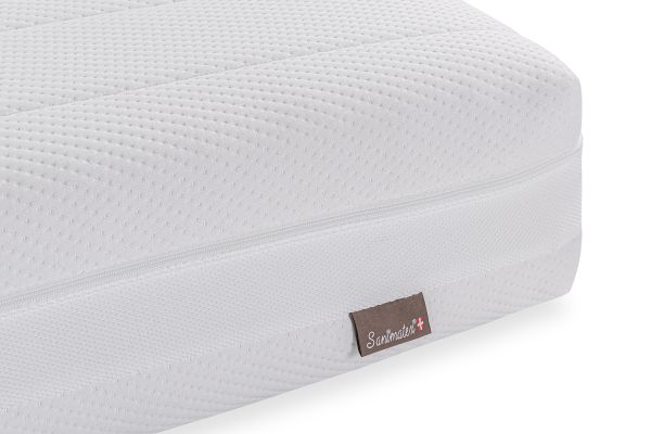 Detail d'un matelas Sanimatex avec un design ergonomique, une housse blanche respirante et un soutien orthopédique, idéal pour un sommeil sain et hygiénique.