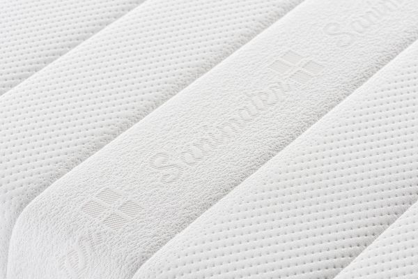 Un matelas Sanimatex avec un design ergonomique, une housse blanche respirante et un soutien orthopédique, idéal pour un sommeil sain et hygiénique.